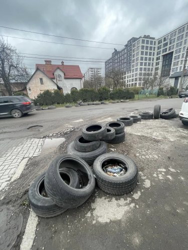 Львів’яни скаражаться, що одна з вулиць міста закидана автомобільними шинами – 01
