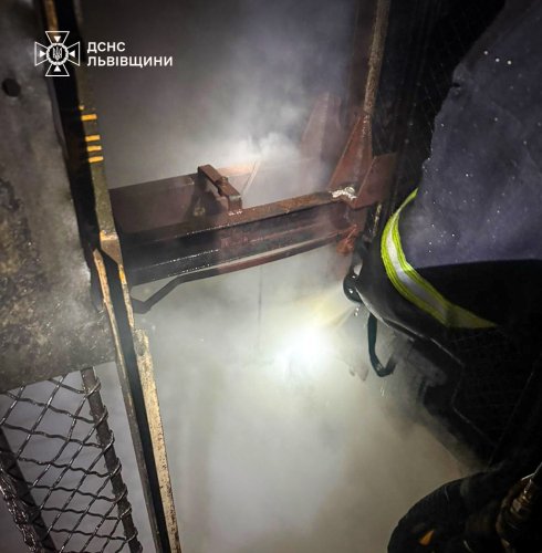 У Львові з будинку евакуювали мешканців через пожежу в ліфтовій шахті – 02