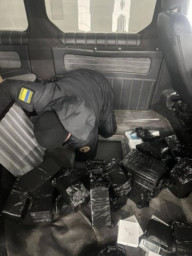 Бус, забитий iPhone — у Нижанковичах вилучили техніку на 35 мільйонів гривень – 01