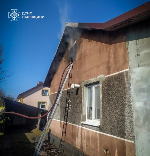 Через пожежу у Зимній Воді госпіталізували подружжя з дитиною – 01