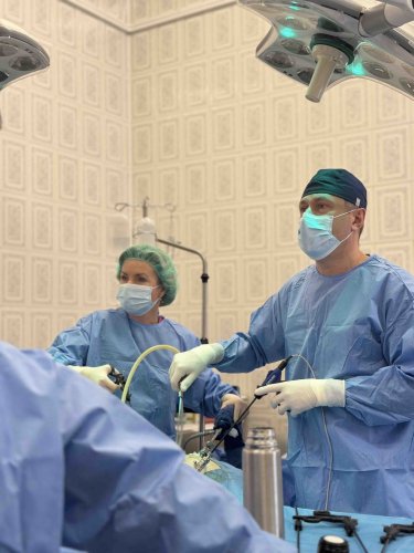 У Львові 45-річній жінці видалили матку розміром з кавун – 01