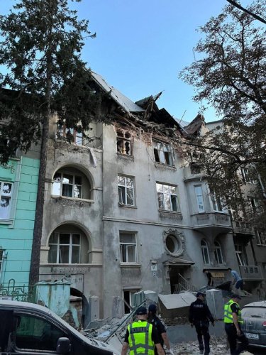 Фото з місця влучання на вул. Коновальця (Андрій Садовий)