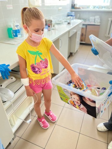 Маленька пацієнтка львівської лікарні з “Коробкою хоробрості“
