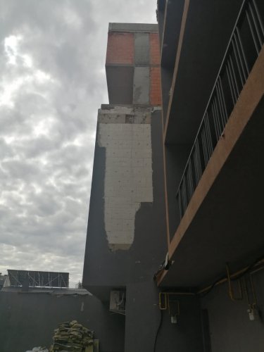 Недобудована стіна у будинку на вул. Міхновських, 18 