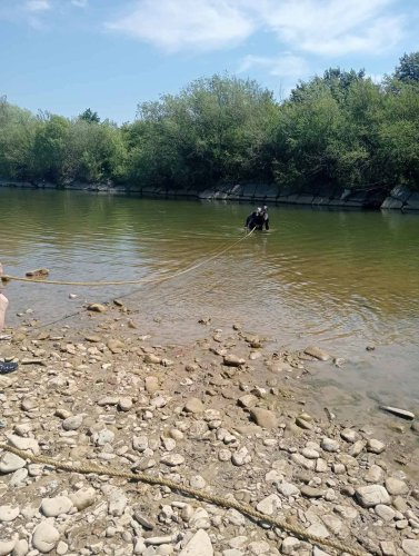 Водолаз працює на річці