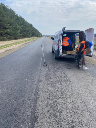 Бригада ремонтує дорогу