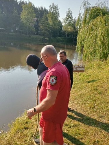 Водолази працюють біля озера