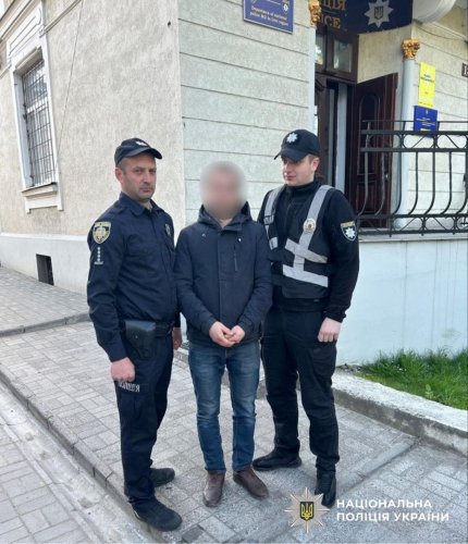 Затриманння чоловіка, який облив кетчупом скульптуру Богородиці в Жовкві