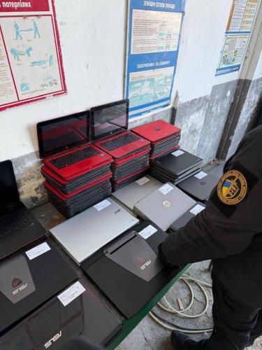 На кордоні з Львівщиною митники зупинили бус із контрабандними ноутбуками – 01