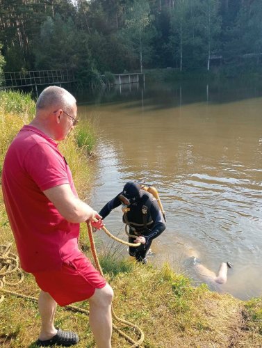 Водолази дістають тіло на берег
