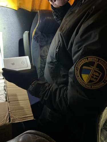 В Грушеві виявили контрабанду павербанків Apple на 600 тис. грн – 01