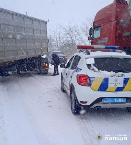 Негода на Одещині: перекинулася вантажівка із зерном, у снігу застрягла карета “швидкої допомоги” (ВІДЕО) – 02