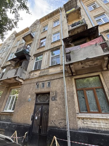 Львів’янку зобов’язали власним коштом відреставрувати балкон у пам’ятці архітектури – 01