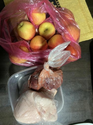 Набір продуктів на 37 грн: яблука, шмат сала для смажки, кілограм яблук і 110 грам печінки