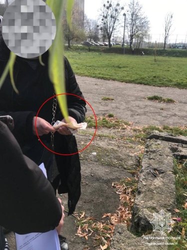 У Львові патрульні затримали місцеву жительку, яка вкрала гроші у літньої жінки – 01