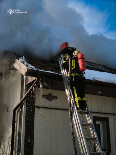 На Львівщині понад 20 рятувальників гасили пожежу в житловому будинку – 01