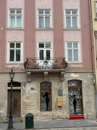 З вікон еротичного шоу-бару на площі Ринок вимагають прибрати жіночі фігури – 01