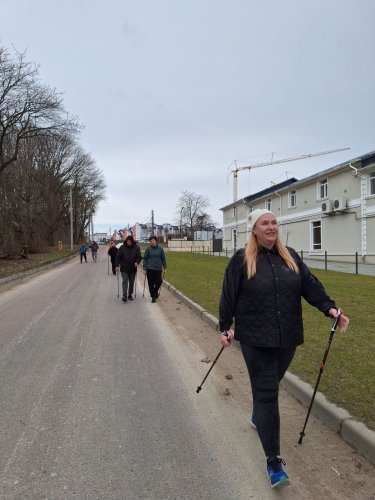 Незрячі ветерани займаються скандинавською ходьбою, фото Олесі Перепеченко/ГС «Сучасний погляд»