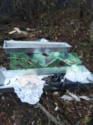 Викинули разом з іконами та пакетами: у Бєлгороді на смітнику виявили цинкові гроби – 01