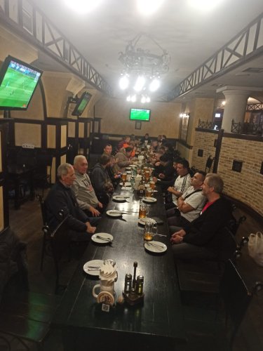 Ветерани на зустрічі в пабі