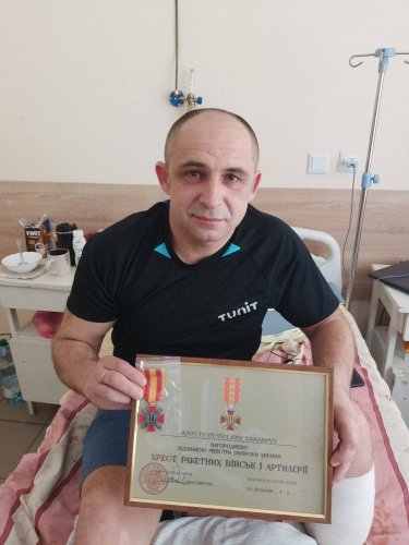 На Львівщині пораненому військовому у лікарні вручили відзнаку Міноборони – 01