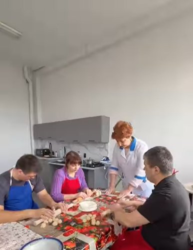 Незрячих вчать ліпити вареники у вінницькому центрі «Поділля», скриншот з відео