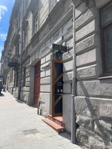 У Львові власника приміщення змусили демонтувати світлову рекламу та ролокасети – 01