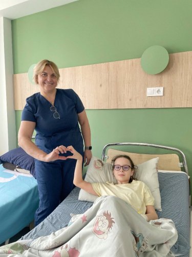 Дівчинка разом із лікаркою