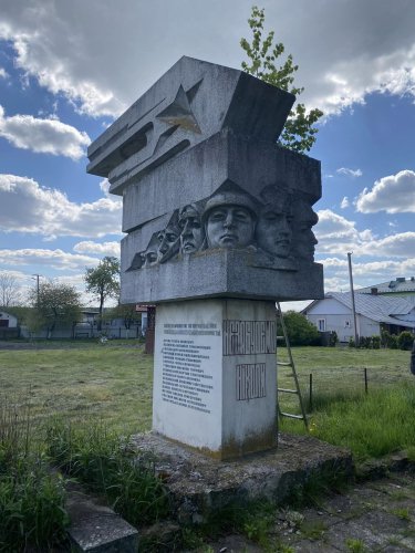На Львівщині демонтували ще один пам’ятник радянської доби (фото, відео) – 01