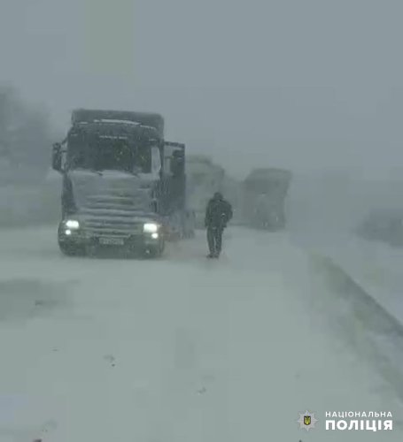 Негода на Одещині: перекинулася вантажівка із зерном, у снігу застрягла карета “швидкої допомоги” (ВІДЕО) – 06