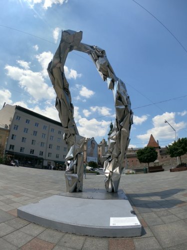 Галерея ZAG встановила у центрі Львова п’ятиметрову скульптуру – 01