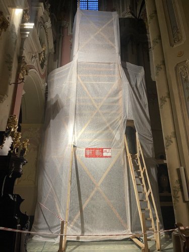 Вівтар на реставрації