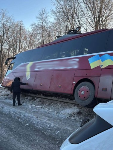 Автобус вилетів з дороги біля Любінців на Стрийщині: 7 людей у лікарні – 01