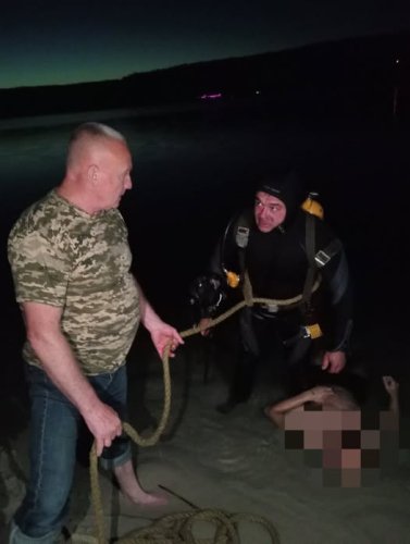 На фото рятувальники витягнули тіло чоловіка