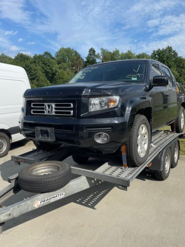 На кордоні з Польщею вилучили автомобіль, який намагалися ввезти під виглядом гуманітарної допомоги – 01