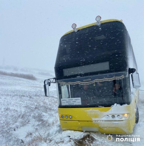 Негода на Одещині: перекинулася вантажівка із зерном, у снігу застрягла карета “швидкої допомоги” (ВІДЕО) – 04
