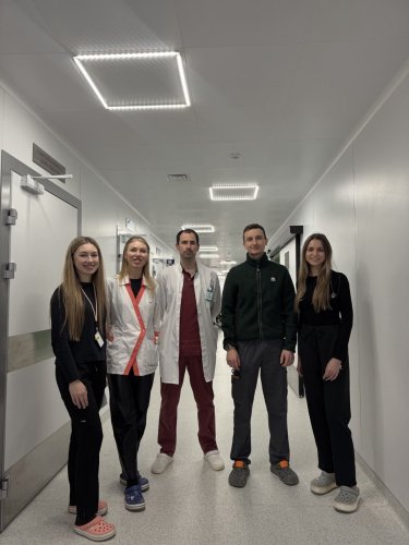 На фото команда лікарів