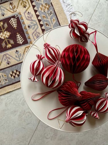 Об’ємні паперові новорічні кульки. Фото: pinterest