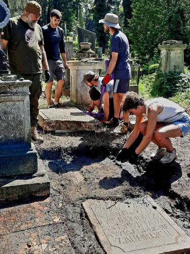 У Львові знайшли один із найдавніших надгробків на Личаківському цвинтарі – 01