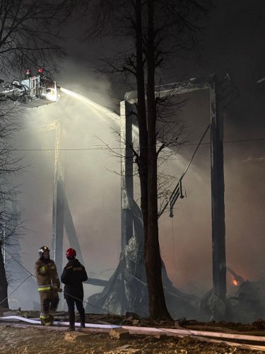 У Львові рятувальники продовжують гасити пожежу після російського обстрілу – 01