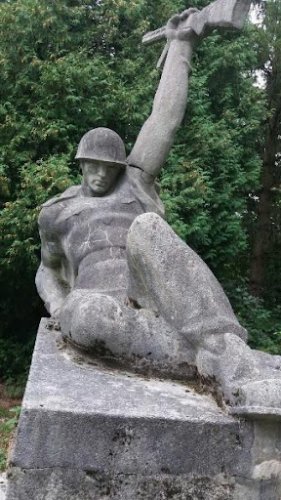 Пам’ятник загиблому воїну