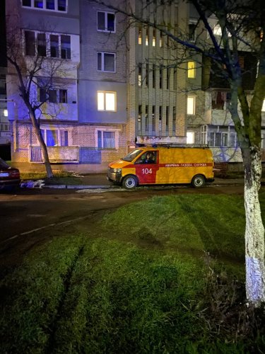 Поліція з’ясовує обставини вибуху у дворі багатоповерхівки в Шептицькому – 01