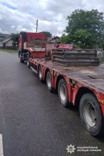 На Стрийщині під час руху з вантажівки випала бетонна плита і спричинила подвійну ДТП – 01