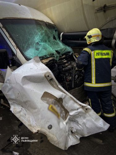 На Львівщині через ДТП з вантажівкою пасажира мікроатобуса витягували із затиснутої кабіни – 01