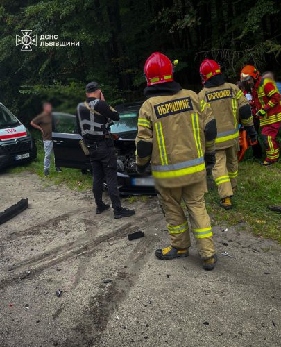 Біля Львова в аварії з мікроавтобусом постраждали двоє чоловіків – 01
