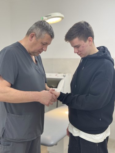 Підлітку зі Львова відновили палець після глибокого порізу під час шинкування капусти – 02