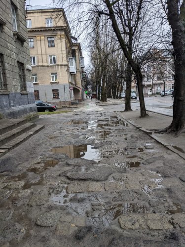 Стан пішохідної зони на вул. Героїв УПА. Фото: «Гаряча лінія міста Львова»