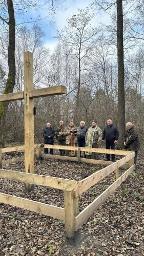 Освячення хреста на місці падіння німецького бомбардувальника Heinkel He 111, у катастрофі якого 1943 року загинув принц Губерт Саксен-Кобург Готський 