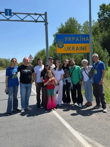 Джессі Айзенберг разом з іншими учасниками волонтерської місії