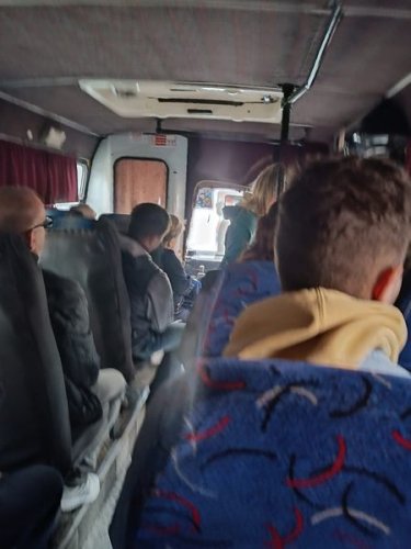 У маршрутці важко дихати: пасажири львівської маршрутки № 17 нарікають на завішані «аксесуарами» вікна – 01